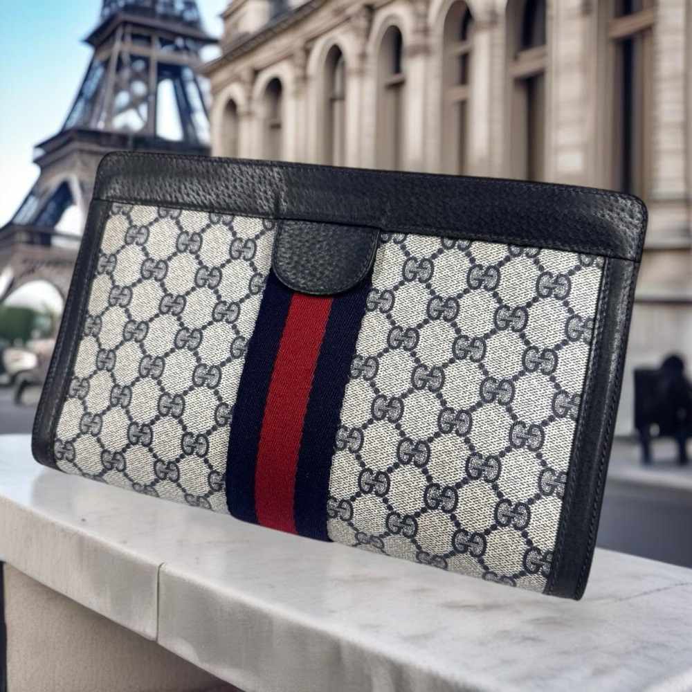 GUCCI GG monogram supreme vintage Clutch, in a Navy blue